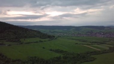 Gün batımında yol ve köyle Tatras dağlarının hava manzarası