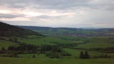Gün batımında yol ve köyle Tatras dağlarının hava manzarası