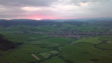 Gün batımında yol ve köyle Tatras dağlarının hava manzarası