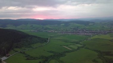 Gün batımında yol ve köyle Tatras dağlarının hava manzarası
