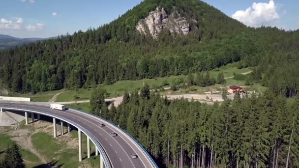 Veduta Aerea Delle Montagne Strada Asfaltata Con Auto Ponte — Video Stock
