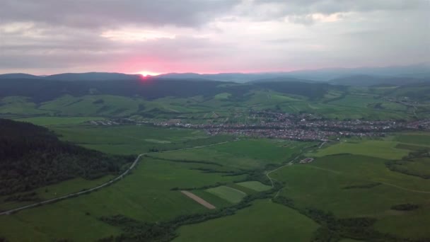 Повітряний Вид Гір Татра Дорогою Селом Тлі Заходу Сонця — стокове відео