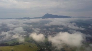 Düşük Tatra 'daki bulutların arasından Dolny Kubin' in havadan görünüşü