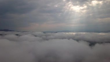 Düşük Tatra 'daki bulutların arasından Dolny Kubin' in havadan görünüşü