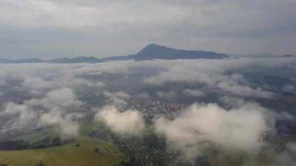 Letecký pohled na město Dolní Kubín přes mraky v Nízkých Tatrách