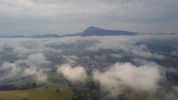 Luchtfoto Van Stad Dolny Kubin Door Wolken Lage Tatra — Stockvideo