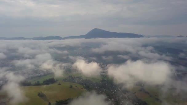 Luchtfoto Van Stad Dolny Kubin Door Wolken Lage Tatra — Stockvideo