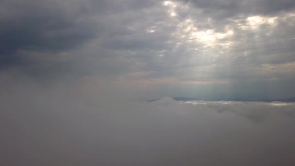 Sabahın Erken Saatlerinde Slovak Tatralarında Bulutların Üzerinde Uçar — Stok video