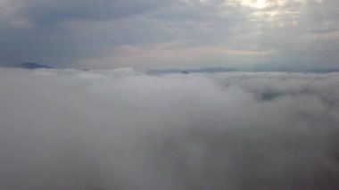 Sabahın erken saatlerinde Slovak Tatralarında İHA bulutların üzerinde uçar