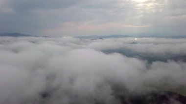 Sabahın erken saatlerinde Slovak Tatralarında İHA bulutların üzerinde uçar