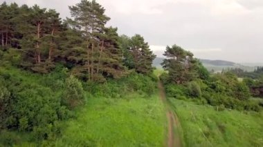 Slovak Tatralarındaki dağların hava manzaralı yolu