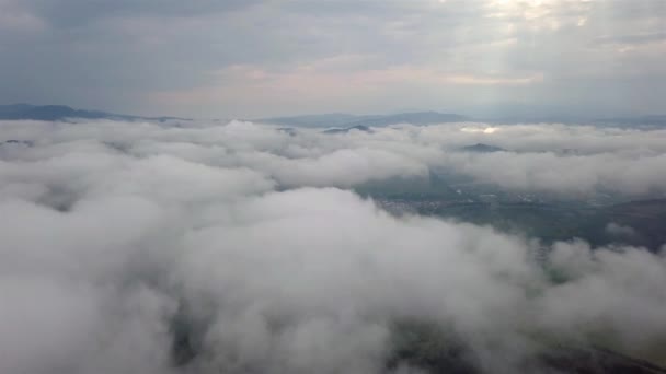 Veduta Aerea Della Città Dolny Kubin Attraverso Nuvole Bassi Tatra — Video Stock