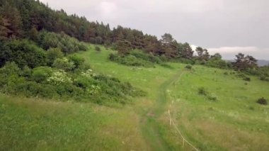 Slovak Tatralarındaki dağların hava manzaralı yolu