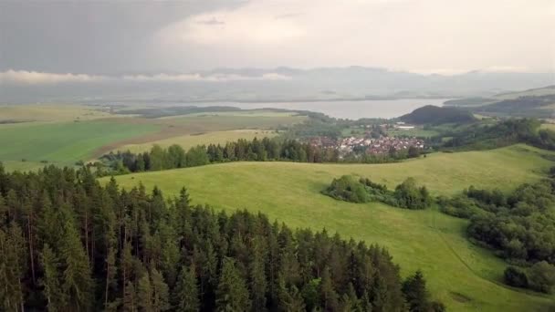 Vue aérienne d'un village au milieu d'un champ verdoyant dans les Tatras slovaques 