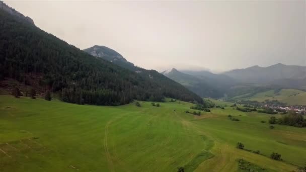 Luchtfoto Van Een Dorp Tussen Een Groen Veld Slowaakse Tatra — Stockvideo
