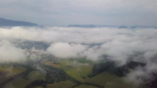 Luchtfoto Ochtend Bergen Uitzicht Mist Lage Tatra Met Stad Achtergrond — Stockvideo