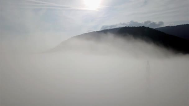 Drone vole au-dessus des nuages blancs et de la forêt dans les Tatras slovaques 
