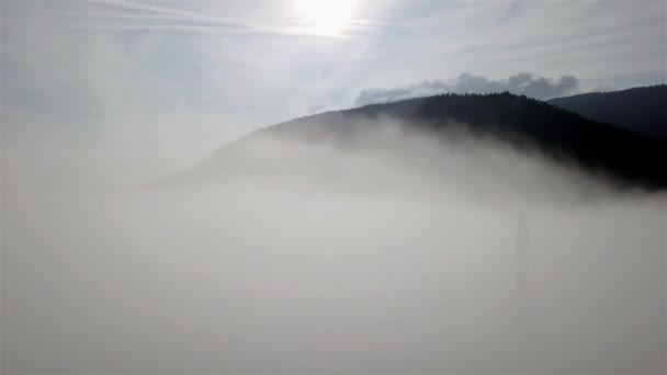 Dron létá nad bílými mraky a lesem ve slovenských Tatrách