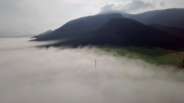 Drone Vliegt Witte Wolken Bos Slowaakse Tatra — Stockvideo