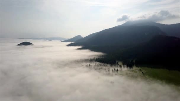 Dron létá nad bílými mraky a lesem ve slovenských Tatrách
