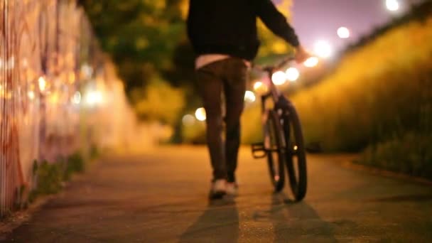 Guy Monta Uma Bicicleta Longo Beco Noite Cidade — Vídeo de Stock