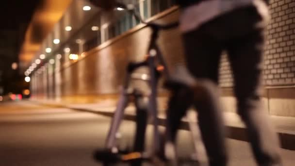 Τύπος Πηδάει Ένα Ποδήλατο Και Καβαλάει Μια Απογευματινή Βόλτα — Αρχείο Βίντεο