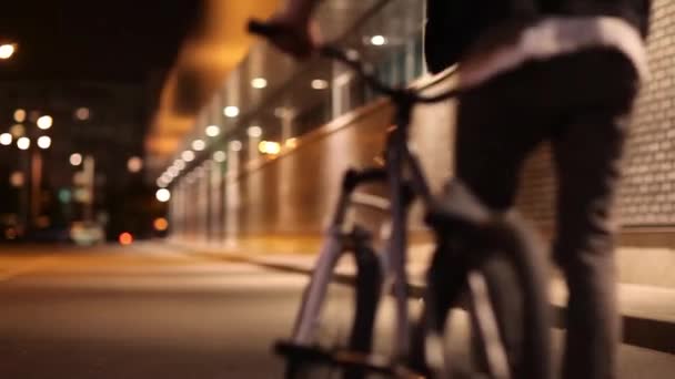 Τύπος Πηδάει Ένα Ποδήλατο Και Καβαλάει Μια Απογευματινή Βόλτα — Αρχείο Βίντεο