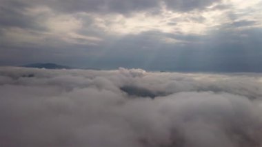 Slovakya 'nın dağlık bir bölgesinde, Tatra Dağları' nda bulutların havadan görünüşü