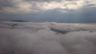 Slovakya 'nın dağlık bir bölgesinde, Tatra Dağları' nda bulutların havadan görünüşü