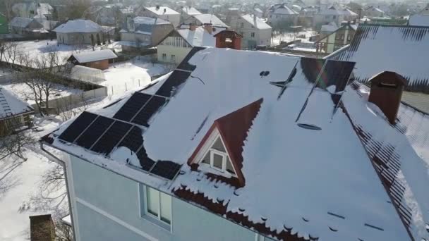 Вид Повітря Сонячні Батареї Даху Будинку Після Сильного Снігопаду Взимку — стокове відео