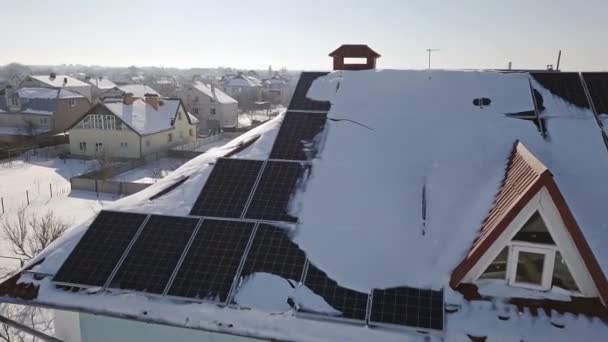 Luchtfoto Van Zonnepanelen Het Dak Van Het Huis Een Zware — Stockvideo