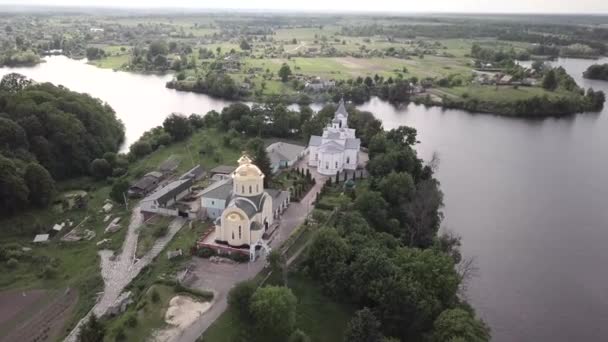 Vista Aérea Iglesia Cristiana Orillas Del Río Teterev Ucrania — Vídeos de Stock