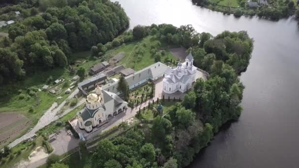 Luchtfoto Van Christelijke Kerk Aan Oevers Van Rivier Teterev Oekraïne — Stockvideo