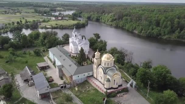 Luchtfoto Van Christelijke Kerk Aan Oevers Van Rivier Teterev Oekraïne — Stockvideo