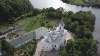 Ukrayna 'daki Teterev Nehri kıyısındaki Hristiyan kilisesinin havadan görünüşü