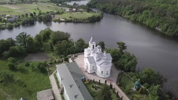 Vista Aérea Igreja Cristã Margens Rio Teterev Ucrânia — Vídeo de Stock