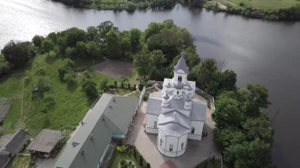 우크라 강변에 기독교 교회의 공중에서 — 비디오