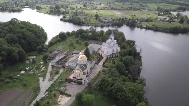 Vista Aérea Iglesia Cristiana Orillas Del Río Teterev Ucrania — Vídeos de Stock