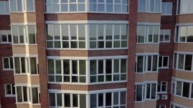 Çok katlı yeni bir binanın ön cephesinin havadan görünüşü. Parça