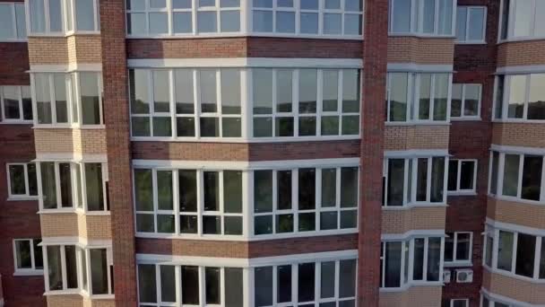 Luftaufnahme Der Fassade Eines Neuen Mehrstöckigen Wohnhauses Fragment — Stockvideo