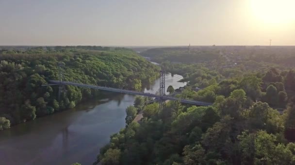 Flygfoto Över Gångbro Staden Zhytomyr Ukraina Över Teterev Floden — Stockvideo