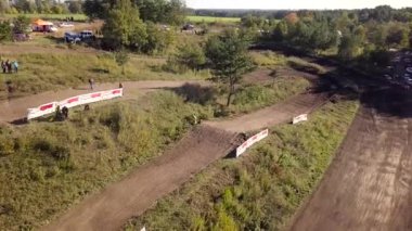 Zhytomyr, UKRAINE - 17 Ekim 2018: İnsanlar tepelerde durup bir motokros yarışını izliyorlar