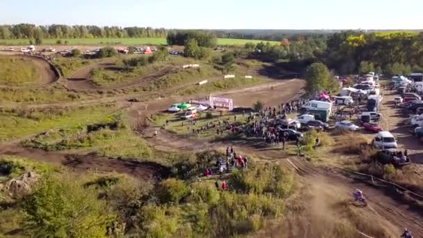 Zhytomyr Ukraine Október 2018 Emberek Állni Hegyekben Nézni Egy Motocross — Stock videók