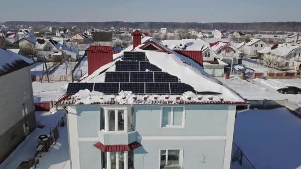 Flygfoto Solpaneler Taket Huset Efter Tung Snöfall Vintern Moduler För — Stockvideo