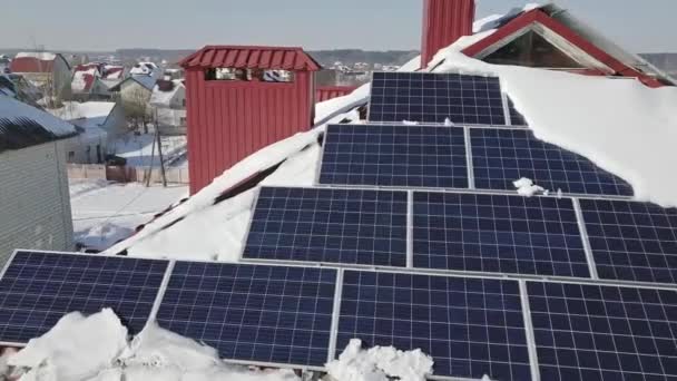 Flygfoto Solpaneler Taket Huset Efter Tung Snöfall Vintern Moduler För — Stockvideo