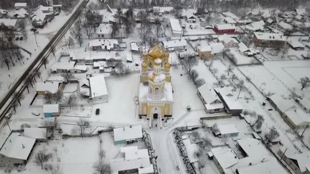 雪の中 冬の小さなウクライナの町の教会の空中ビュー — ストック動画