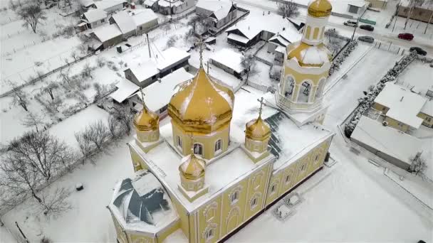 雪の中 冬の小さなウクライナの町の教会の空中ビュー — ストック動画