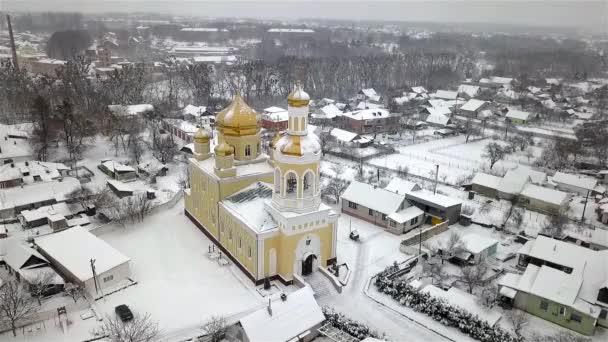 Vista Aérea Una Iglesia Una Pequeña Ciudad Ucraniana Invierno Durante — Vídeo de stock