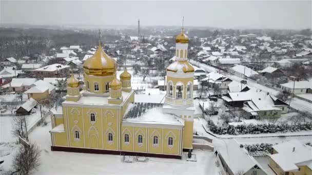 Letecký Pohled Kostel Malém Ukrajinském Městě Zimě Během Sněžení — Stock video