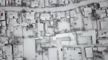 Kışın Ukrayna 'nın yoksul bölgelerindeki evlerin havadan görünüşü